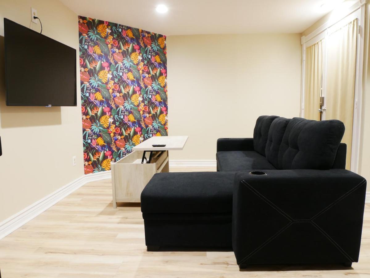 Séjour chez l'habitant Private Basement, Bath, Living Area In